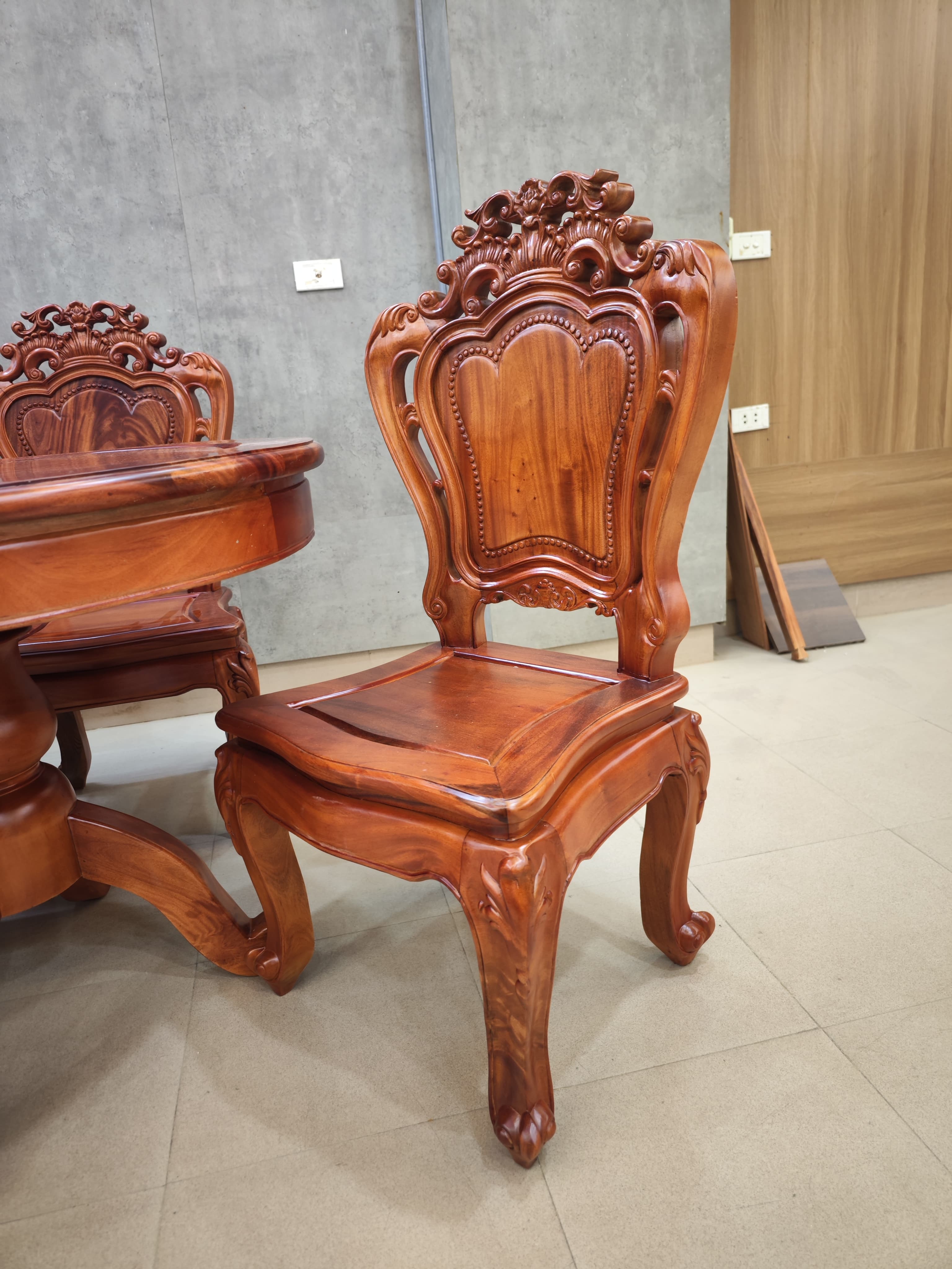 Bàn Ăn Bầu Dục 6 Ghế Louis Gỗ Lim (Mã: BA-04) – Vẻ Đẹp Tân Cổ Điển Tinh Tế, Đẳng Cấp Thumbnail 3